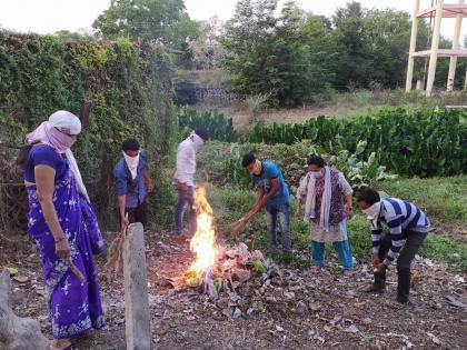 Professor's initiative for village cleanliness | गाव स्वच्छतेसाठी प्राध्यापिकेचा पुढाकार