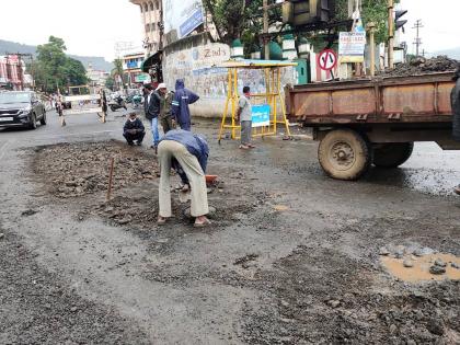 Stone dressing for pits in Satara! | साताऱ्यातील खड्ड्यांना दगडांची मलमपट्टी !