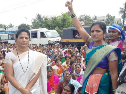 Women stop on the Pune-Bangalore National Highway | पुणे-बंगळूर राष्ट्रीय महामार्गावर महिलांनी अडवला महामार्ग