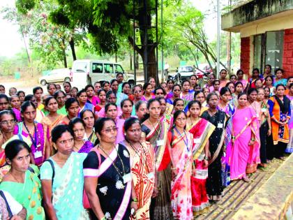 A silent march of women workers on the Sindhudurg Collectorate, pointed out | सिंधुदुर्ग जिल्हाधिकारी कार्यालयावर स्त्री परिचरांचा मूक मोर्चा, लक्ष वेधले