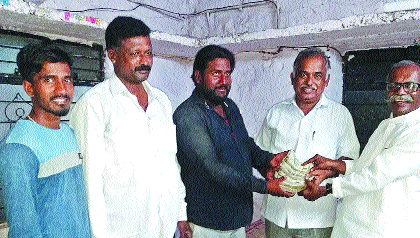 Three lakh rupees in the streets of Vitthalwadi were honestly returned | विठ्ठलवाडीत रस्त्यावर सापडलेले तब्बल तीन लाख रुपये प्रामाणिकपणे केले परत