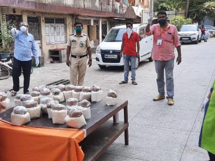  Distribution of food grains in Thane | ठाण्यात सामाजिक संस्था आणि दानशूर व्यक्तींनी केले वर्तकनगरमध्ये अन्न धान्याचे वाटप