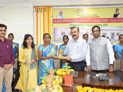 With the Prime Minister Narendra Modi, 22 women interacted with the Videoconferencing conference in Thane. | पंतप्रधान नरेंद्र मोदी यांच्याशी ठाणे जिल्ह्यात २२ महिलांनी संवाद साधत व्हीडीओ कॉन्फरन्सव्दारे केला ई -गृहप्रवेश!