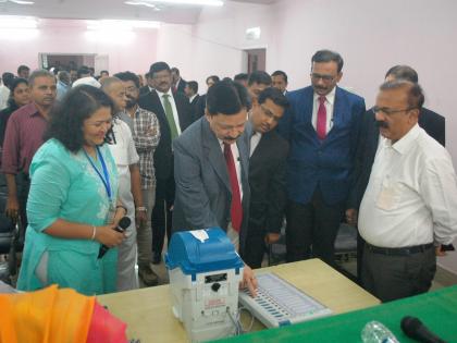 VVPAT demonstration of judges and lawyers seen in Thane district court | ठाणे जिल्हा न्यायालयातही न्यायाधीश, वकिलांनी पाहिले व्हीव्हीपॅटचे प्रात्यक्षिक