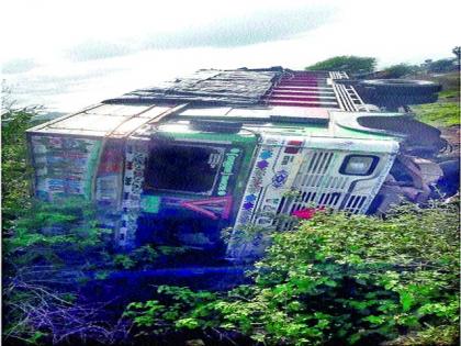 A truck overturned on the side of the road in Shingwe Shivara | शिंगवे शिवारात रस्त्याच्या कडेला ट्रक उलटून अपघात