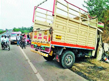 40 injured: One child involved in death; The incident near the Valdevi bridge and the blast of the tempo of two people killed | ४० जखमी : मृतांत एका बालकाचा समावेश; वालदेवी पुलाजवळील घटना वºहाडाचा टेम्पो उलटून दोन ठार