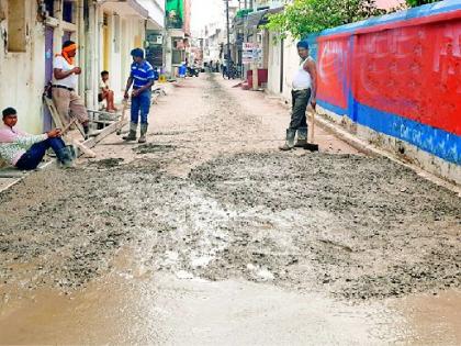 What a surprise! Cement road again on paved cement road | अहो आश्चर्यम्! पक्क्या सिमेंट रस्त्यावर पुन्हा सिमेंट रस्ता