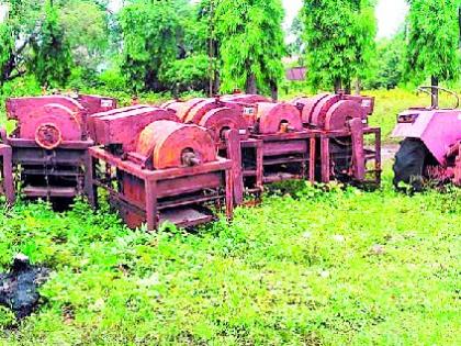 शेतकऱ्यांसाठी आलेल्या मळणी यंत्रासह कृषी साहित्य भंगारात