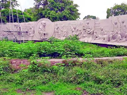 Grass grew in the courtyard of the sculpted wall sculpture | बोलक्या भिंती शिल्पाच्या आवारात वाढले गवत