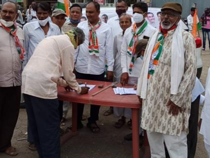 Congress signature campaign in Yeola against inflation | महागाई विरोधात येवल्यात काँग्रेसची स्वाक्षरी मोहीम