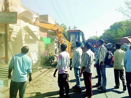 The encroachment on the path of governor is removed | राज्यपालांच्या मार्गावरील अतिक्रमण काढले