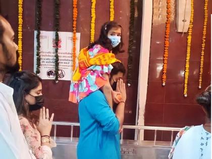 Rohit Sharma went to the temple with his family yesterday before leaving for Australia for the T20 World Cup | T20 World Cup : वर्ल्ड कपसाठी रवाना होण्यापूर्वी रोहित शर्माने घेतला 'बाप्पा'चा आशीर्वाद, लेकिला खांद्यावर उचलून घेतल्याचा फोटो व्हायरल 