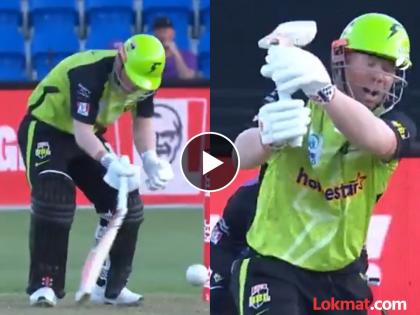 bbl david warner breaks bat hit himself in the head during sydney thunder and hobart hurricanes match watch video | बाप रे... डेविड वॉर्नरला हातातल्या बॅटनंच दिला दगा! हेल्मेटमुळं मोठा अनर्थ टळला (VIDEO)
