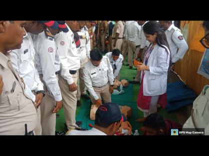 Even the traffic police can save those suffering from cardiac arrest, given training in 'Basic Life Support' | हृद्य विकाराचा झटका आलेल्यांना वाहतूक पोलिसही वाचवू शकतील, ‘बेसिक लाइफ सपोर्ट’चे दिले प्रशिक्षण