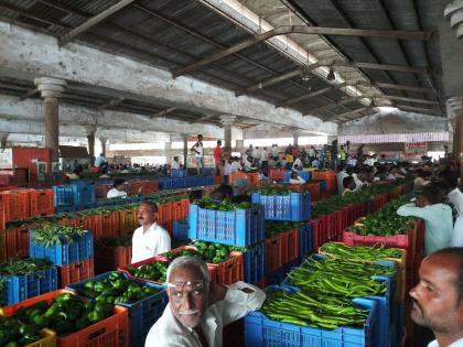 The boycott of traders' auction against the hike in Nashik | भाडेवाढी विरोधात नाशिकला व्यापाऱ्यांचा लिलावावर बहिष्कार