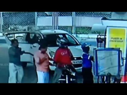 VIDEO : Thief reach after stealing the bike at the petrol pump owner followed by car | VIDEO : बाइक चोरी करून पेट्रोल पंपावर आला चोर, मागून कारने बाइकचा मालक आला आणि मग....