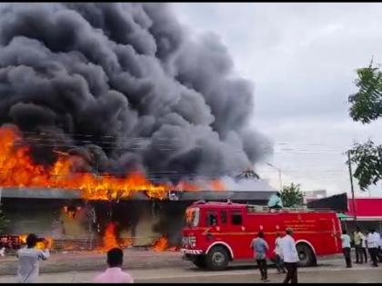 Massive fire at mall in Mangalvedha; A plume of smoke in a five kilometer area | मंगळवेढ्यातील मॉलला भीषण आग; पाच किलोमीटर परिसरात धुराचे लोट