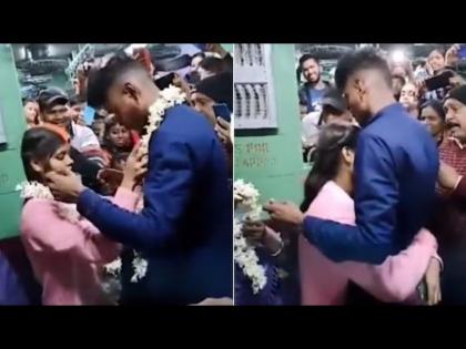 Couple gets married inside crowded moving train video viral | VIDEO : चालत्या ट्रेनमध्ये कपलने केलं लग्न, बघतच राहिले इतर प्रवासी...