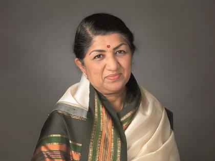 lata-mangeshkar-birth-anniversary-know-why-she-mostly-preferred-a-white-saree-with-a-coloured-border | लता मंगेशकर कायम पांढरी साडी का नेसायच्या ? कारण ऐकून तुम्हीही व्हाल अचंबित