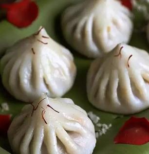 उकडीच्या मोदकांचं सारण कधी खूप कडक होतं, तर कधी सैलसर, सारण परफेक्ट करण्यासाठी ४ टिप्स
