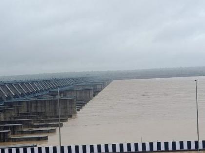 81 gates of Medigadda Barrage on Maharashtra-Telangana border opened | महाराष्ट्र-तेलंगणा सीमेवरील मेडिगड्डा बॅरेजचे ८१ दरवाजे उघडले