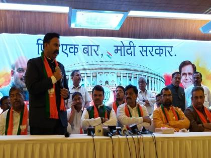 Another blow to Congress, entry of Ranjitsinh's naik nimbalkar in BJP from Satara | काँग्रेसला आणखी एक धक्का, सातारच्या रणजितसिंहांचा भाजपात प्रवेश