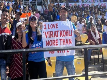 1st IND vs AUS Test I love Virat Kohli more than my wife A fan grabbed everyone's attention with a poster during the 1st Test in Nagpur  | 1st IND vs AUS Test: "मी माझ्या पत्नीपेक्षा जास्त विराटवर प्रेम करतो", नागपुरमध्ये कोहलीच्या जबरा फॅनने वेधले लक्ष