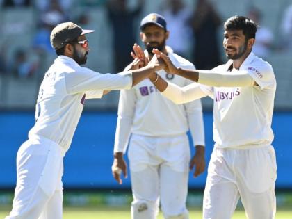 India vs Australia, 2nd Test : Stumps, Day 1: Australia 195 all-out, India 36 for 1; trail by 159 runs | India vs Australia, 2nd Test :  पहिल्या दिवसावर टीम इंडियाचे वर्चस्व, गोलंदाजांसमोर ऑसींची शरणागती