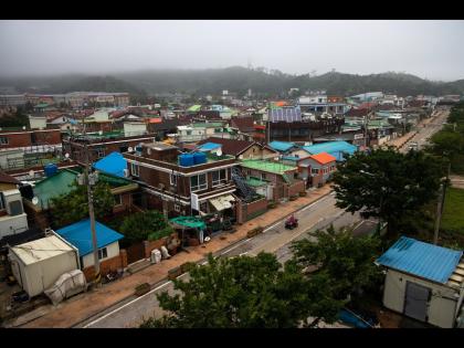 Island where residents sleep with tv and light on | इथे टीव्ही आणि लाईट सुरू ठेवूनच झोपतात लोक, जाणून घ्या कारण...