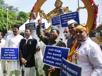 Artists on the streets to ring the first bell | पहिली घंटा वाजविण्यासाठी रंगकर्मी उतरले रस्त्यावर