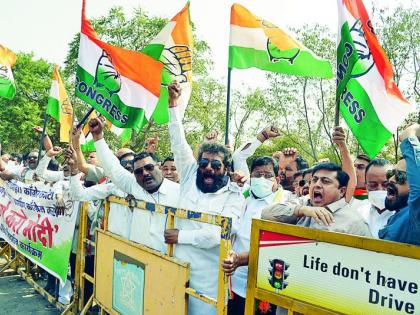 Congress-BJP workers face each other in front of Gadkari's house | गडकरींच्या घरासमोर ‘पॉलिटिकल’ राडा