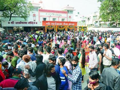 Should this devotion be called the crowd that has gathered to take Corona into custody? | बापरे, ही भक्ती म्हणावी की कोरोनाला कवेत घेण्यासाठी उसळलेली गर्दी?