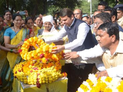 Martyr Gowari Memorial Day; Suffering pain, expressing anger, Sasrunayan paid tribute | शहीद गोवारी स्मृतिदिन; वेदनेची कळ सोसत, संताप व्यक्त करीत, वाहिली साश्रुनयनांनी श्रद्धांजली