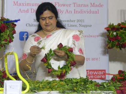 'They' made 107 flower crowns in 7 hours; Recorded in Asia Book of Records with India | 'त्यांनी' बनवले ७ तासात फुलांचे १०७ मुकूट; इंडियासह आशिया बुक ऑफ रेकॉर्डमध्ये नोंद