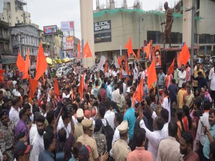 Thackeray group's response by burning Fadnavis' symbolic effigy | फडणवीसांचा प्रतीकात्मक पुतळा जाळून ठाकरे गटाकडून जशास तसे उत्तर