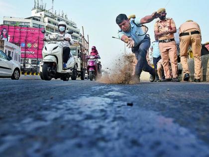 When two-wheelers start slipping from the flyover in Nagpur | उपराजधानीतील उड्डाणपुलावरून दुचाकी जेव्हा घसरून पडू लागतात..