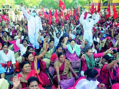 Wearing 'PPE' kits, the marchers attracted attention | हिवाळी अधिवेशन २०२२; ‘पीपीई’ किट घालून मोर्चेकरांनी वेधले लक्ष