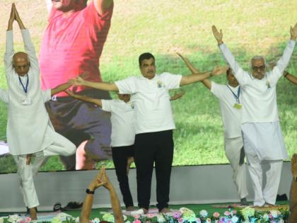 Positive energy transmitted by yoga; Thousands perform mass yoga at Kasturchand Park | याेगसाधनेने संचारली सकारात्मक ऊर्जा; कस्तुरचंद पार्कवर हजाराेंनी केली सामूहिक याेगसाधना