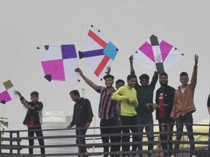 Even though it was raining ... the kite flew in the sky telling the relationship with the clouds | आला पाऊस जरी... ढगांशी नाते सांगत पतंग उडाले गगनावरी