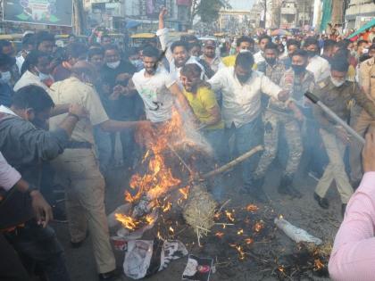 Police cracked the burning statue of Punjab Chief Minister; Bhajyumo's agitation in Nagpur | पंजाबच्या मुख्यमंत्र्यांच्या जळत्या पुतळ्याचे पोलिसाला बसले चटके; भाजयुमोचे नागपुरात आंदोलन