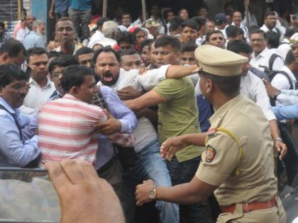 Attempted march on RSS headquarters; Activists including Vaman Meshram in police custody | आरएसएसच्या मुख्यालयावर मोर्चा काढण्याचा प्रयत्न; वामन मेश्राम यांच्यासह कार्यकर्ते पोलिसांच्या ताब्यात