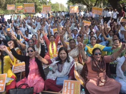 agitation in winter assembly at Nagpur | बाेल मेरी बहेना-हल्ला बाेल, बाेल मेरे भैया-हल्ला बाेल