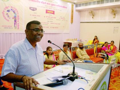 If the children do not go to the books, take the books to the children | मुले पुस्तकांपर्यंत जात नसतील तर पुस्तके मुलांपर्यंत न्या