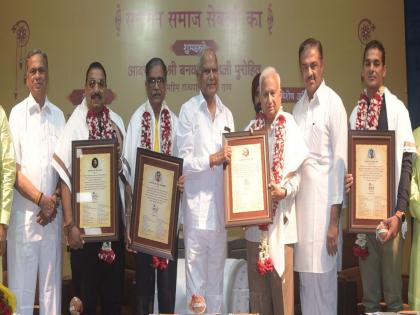 'The eradication of corruption should start from the land of Nagpur'; Sarthak Foundation honors dignitaries | 'भ्रष्टाचार निर्मूलनाची सुरुवात नागपूरच्या भूमीतून व्हावी'; सार्थक फाउंडेशनतर्फे मान्यवरांचा गौरव