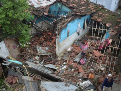 Landlord of an idolater's house at midnight in torrential rain; The clothes on the body were saved | संततधार पावसात मध्यरात्री मूर्तीकाराचे घर जमीनदोस्त; अंगावरचे कपडे तेवढे वाचले