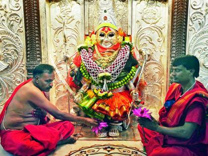 The bells of the temples rang with the sunrise, the devotees took darshan of the devotees | सूर्योदयासोबतच मंदिरांची घंटा वाजली, भक्तांनी घेतले आराध्यांचे दर्शन