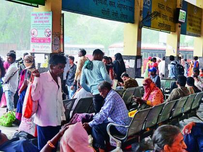 200 rounds of ST canceled due to torrential rains; Thousands of migrants are in despair | मुसळधार पावसामुळे एस.टी.च्या २०० फेऱ्या रद्द; हजारो प्रवासी हवालदिल