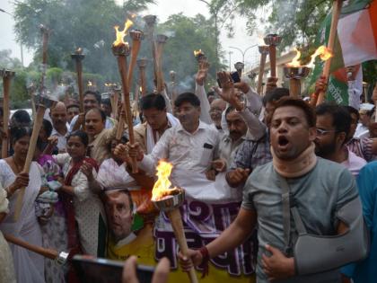 Protesting against the Center, the Congress launched a torch march in Nagpur | केंद्राचा निषेध करीत काँग्रेसने नागपुरात काढला मशाल मोर्चा