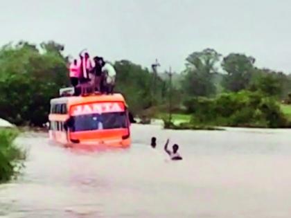 The driver was overwhelmed; A private bus carrying 35 passengers got stuck in the flood | चालकाचा फाजील आत्मविश्वास नडला; ३५ प्रवाशांची खाजगी बस पुरात अडकली