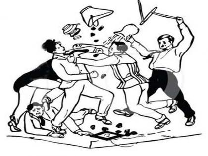 Navapuran robbed two and a half lakhs of robbers and robbed them | नवापूरनजीक अडीच लाखांचा दरोडा, रिव्हॉल्वर लावून दोघांना लुटले Navapuran robbed two and a half lakhs of robbers and robbed them | नवापूरनजीक अडीच लाखांचा दरोडा, रिव्हॉल्वर लावून दोघांना लुटले